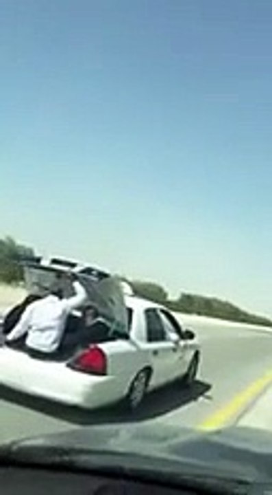 بالفيديو .. سائق تاكسي ينقل الركاب في صندوق سيارة بالسعودية