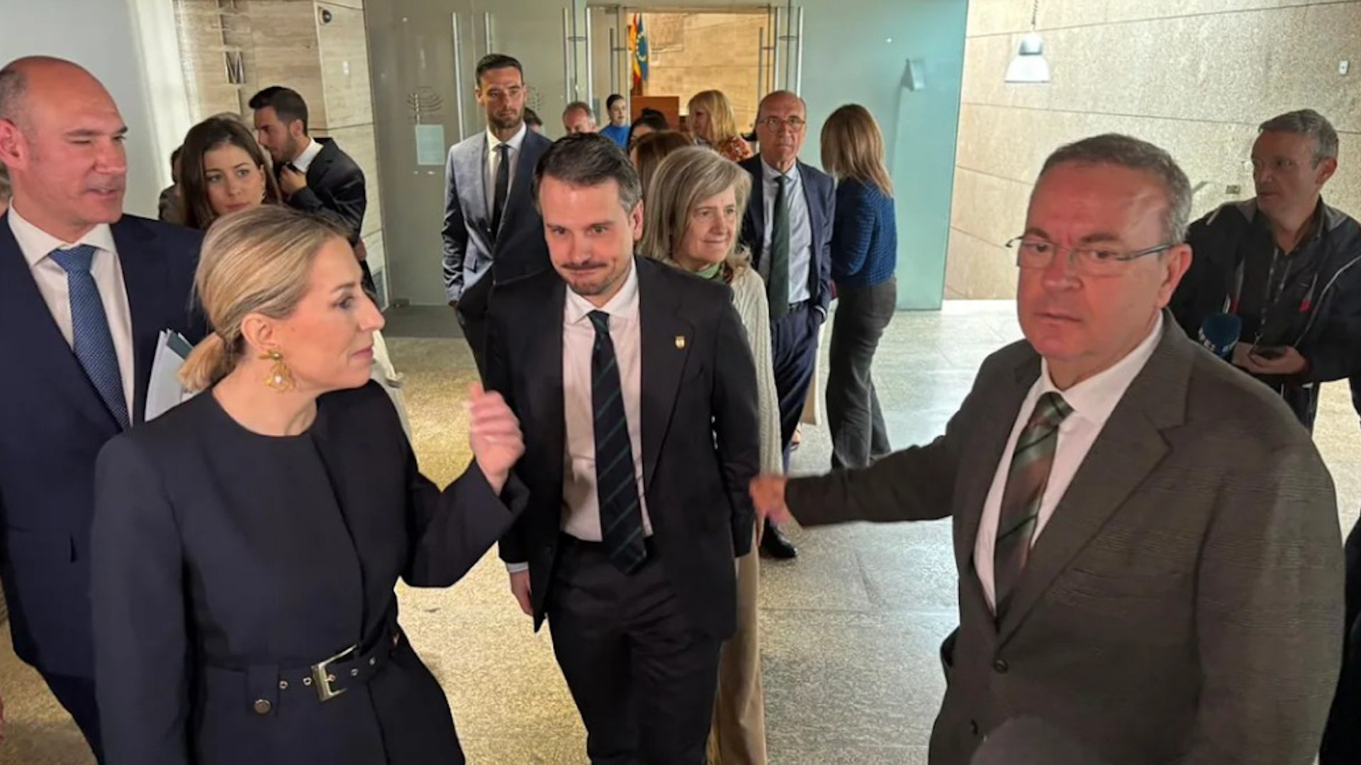 No hubo sorpresas en la Asamblea de Extremadura. Por segunda vez en apenas 48 horas, los once diputados auton�micos de Vox votaron en contra de la candidatura de Mar�a Guardiola a la presidencia de la Junta, lo que impide su investidura y activa ahora un periodo de dos meses en el que los partidos podr�n intentar alcanzar un acuerdo antes de que se convoquen de nuevo elecciones auton�micas. La votaci�n confirm� el bloqueo pol�tico que se arrastra desde los comicios y dej� a la candidata del PP sin los apoyos necesarios para gobernar.
"Nosotros estamos dispuestos, pero tambi�n somos fieles a la palabra dada a nuestros votantes", se�al� desde la tribuna de oradores �scar Fern�ndez Calle, portavoz de Vox en la c�mara extreme�a, al justificar el sentido del voto de su grupo. Antes de la sesi�n, el presidente nacional de la formaci�n, Santiago Abascal, hab�a dejado abierta una puerta a una eventual negociaci�n: "Todav�a hay mucho tiempo para ello".
La protagonista de la jornada fue la baronesa del PP, situada en el centro del debate y del foco pol�tico, recibiendo las cr�ticas de todos los grupos parlamentarios, desde el PSOE hasta Unidas Podemos, adem�s de Vox, que votaron en bloque en su contra. Habr�a bastado la abstenci�n del partido de Abascal para que prosperara la investidura, pero finalmente no se produjo. Aun as�, Guardiola apel� a la responsabilidad de sus rivales: "Mi obligaci�n no es rendirme, pido que nos dejen gobernar a quien ha ganado las elecciones con un apoyo de m�s del 43% porque por encima de todo est�n las familias extreme�as".