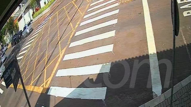 Carro fura preferencial e causa batida no Centro de Cascavel