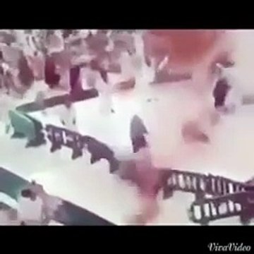 بالفيديو .. طفل ينقذ والدته من الموت أثناء وقوع الرافعة في الحرم المكي