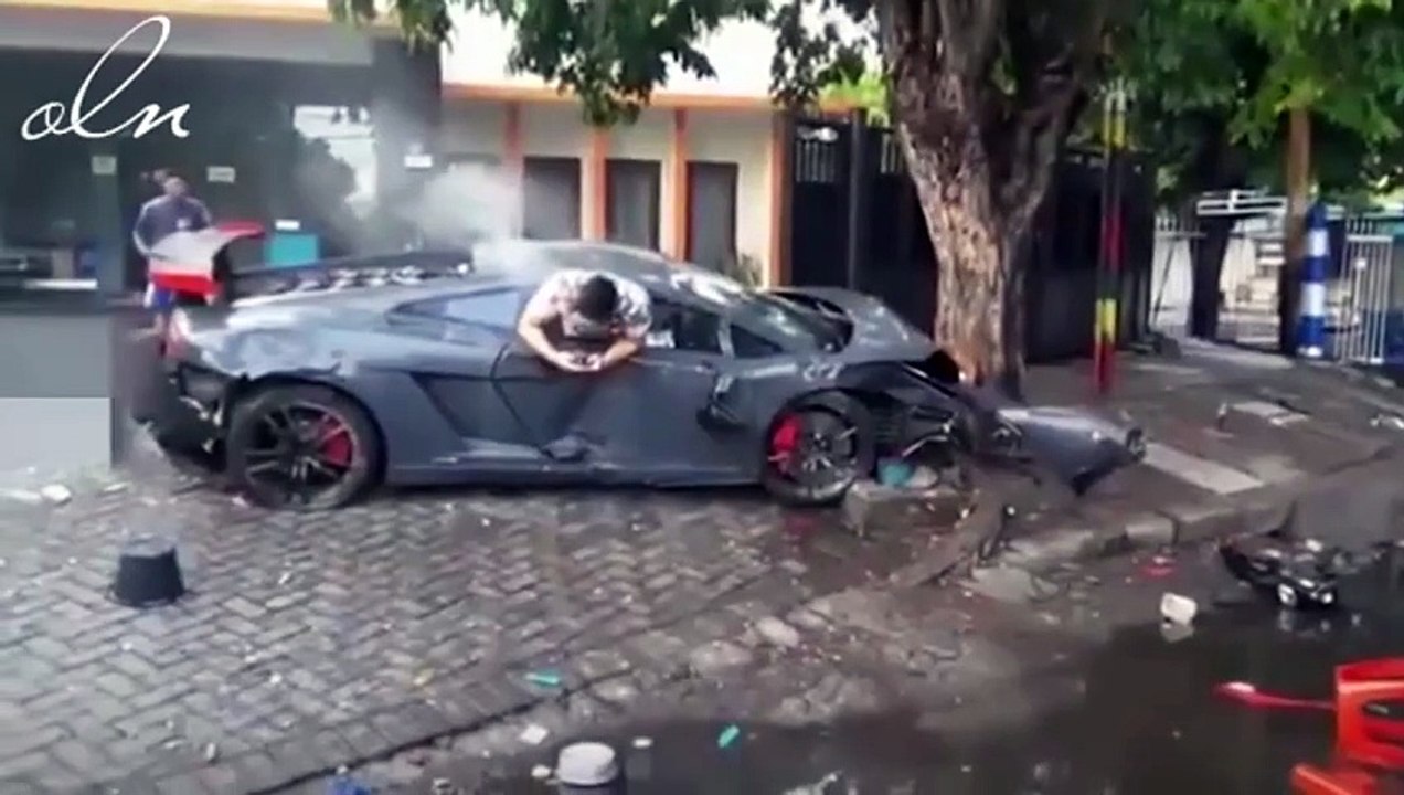 دهس 3 أشخاص وحطم سيارته ولم يترك جواله من يده