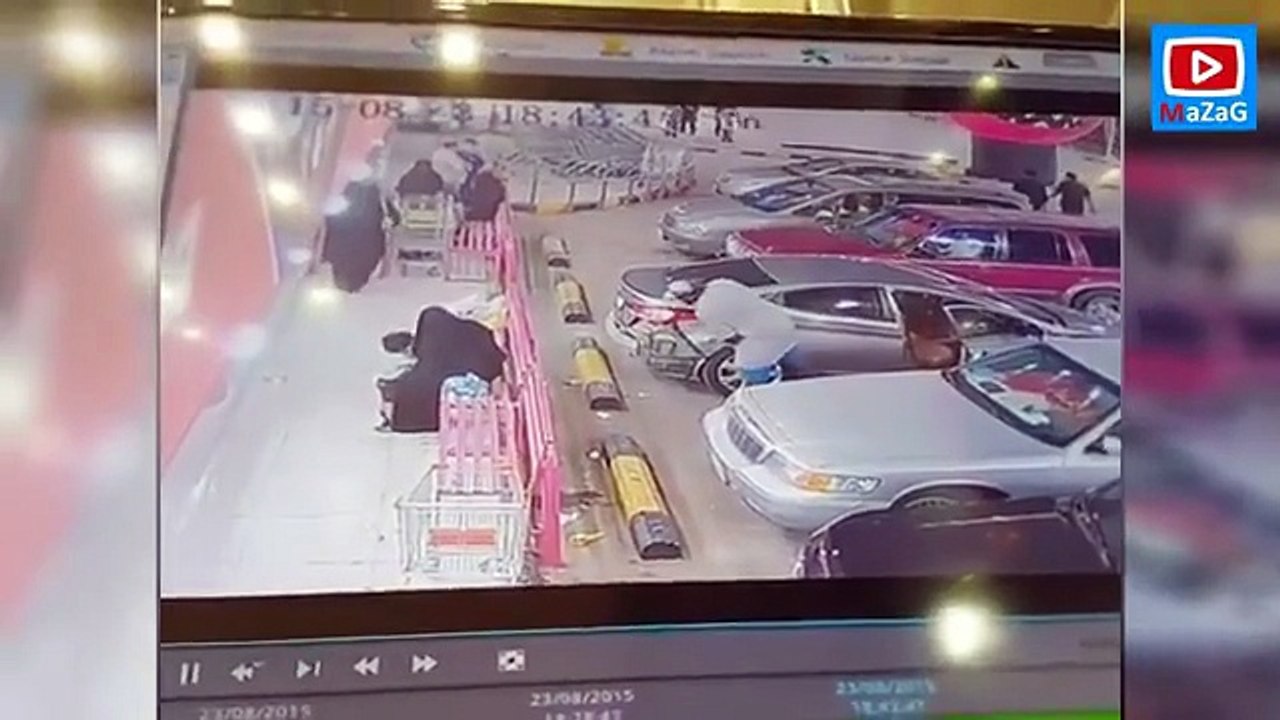 بالفيديو.. محاولة سرقة حقيبة فتاة أمام محل تجاري في السعودية