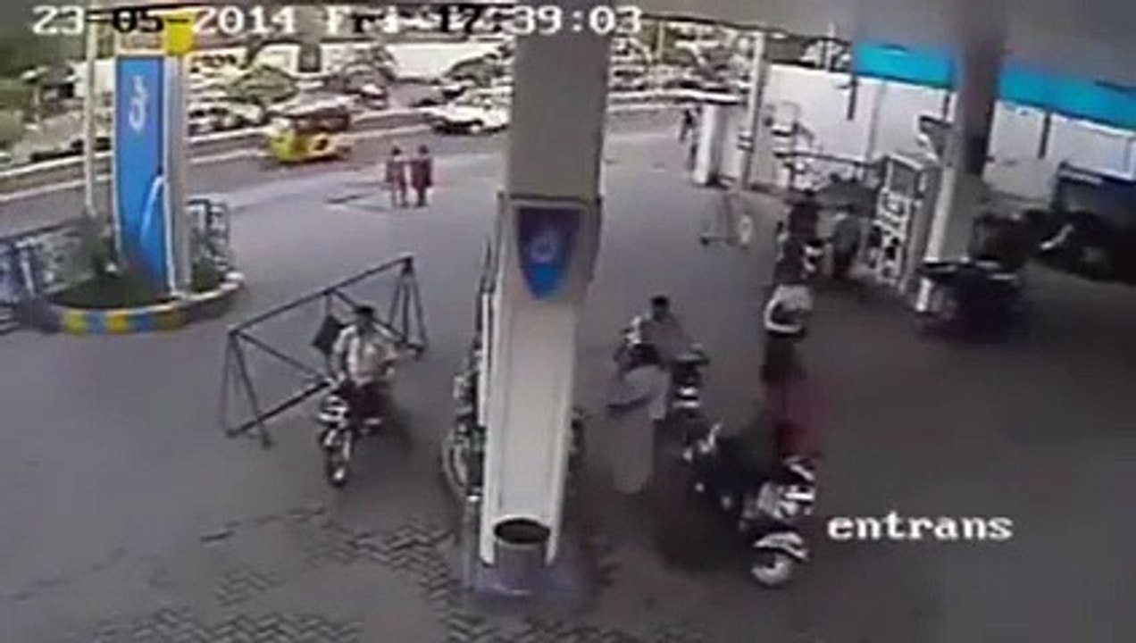 فيديو.. هندي ينجو بأعجوبة بعد انفجار هاتفه في محطة وقود