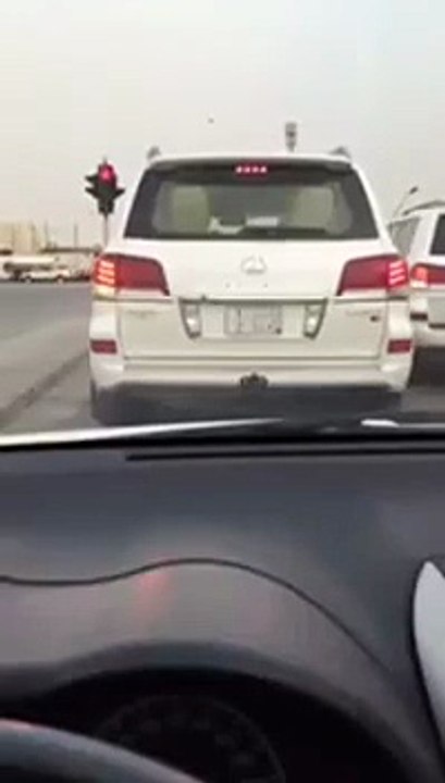 بالفيديو: مواطن يوثق فضيحة عند إحدى الإشارات