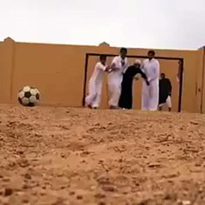 بالفيديو... سعوديون يقلدون ضربة حرة على طريقة المعلق الرياضي عصام شوالي