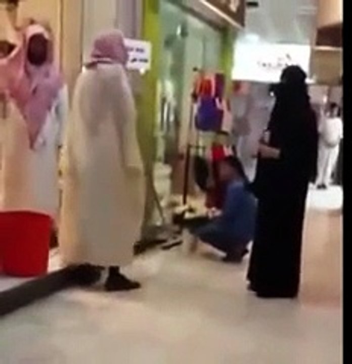 بالفيديو: فتاة سعودية تتعرض للطرد من محل ... والسبب؟