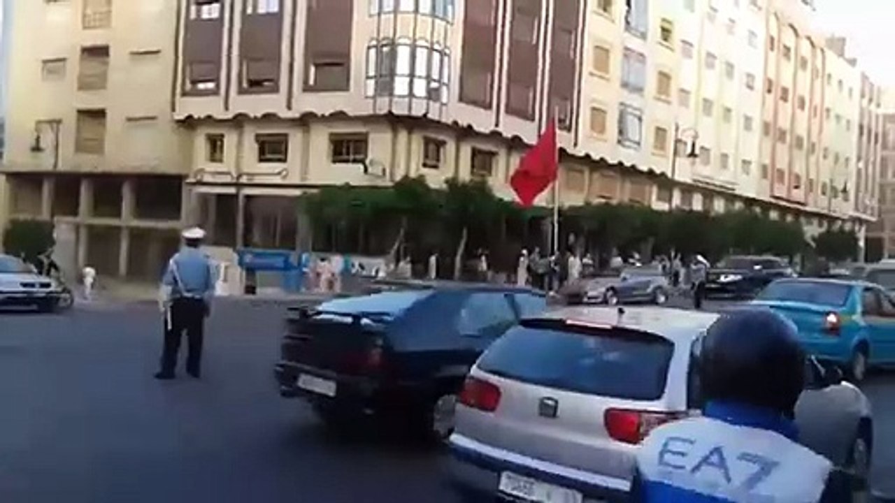 شاهد العاهل المغربي يتجول بدون بروتوكول في شوارع طنجة