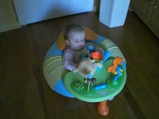 Célia joue avec son Winnie