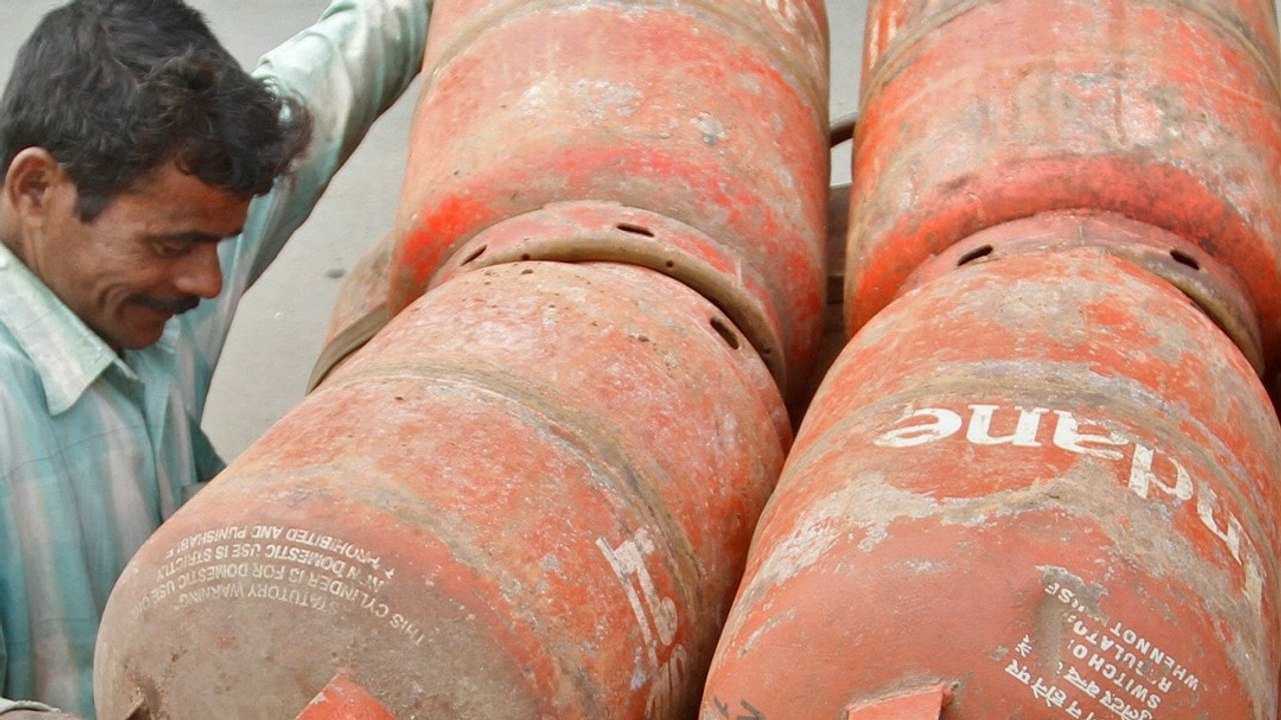 LPG Price Hike: रसोई गैस 60 रुपये महंगी, कमर्शियल सिलेंडर भी बढ़ा