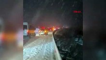 Kış bitti derken geri döndü: Kar bastırdı, araçlar yolda mahsur kaldı!