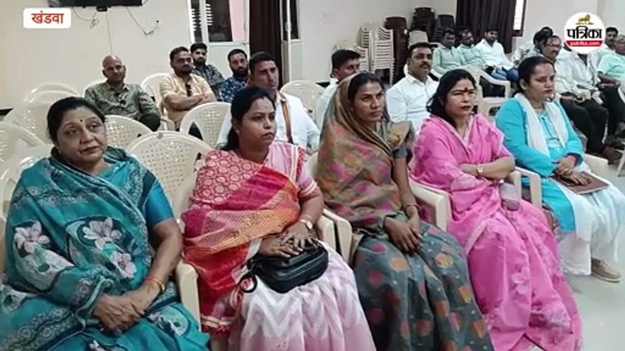 मंत्री विजय शाह की ओर से नकद, महापौर अमृता अमर यादव ने चेक से दिए एक लाख रुपए