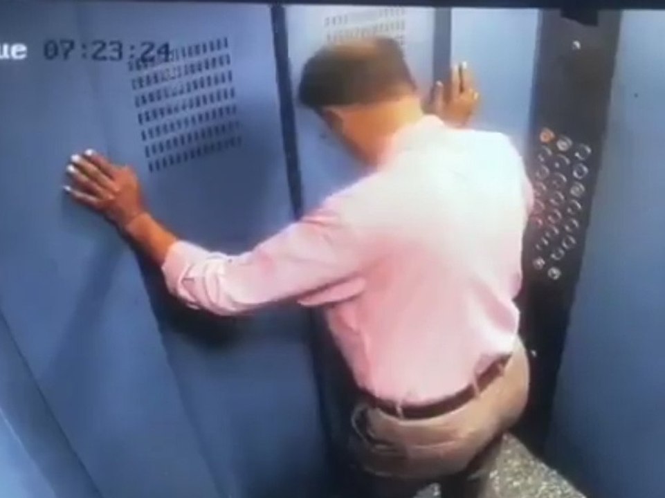 Aufzug reißt Mann beinahe in den Tod