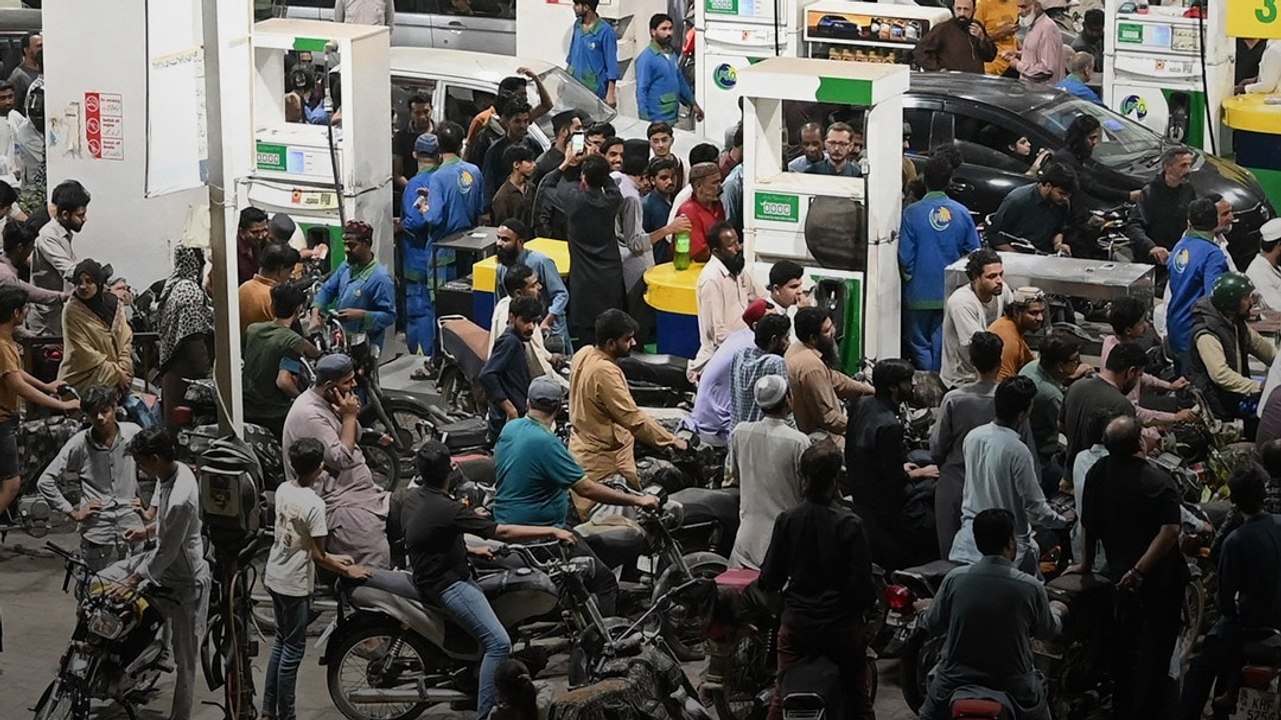 Pakistan Fuel Price Hike: पेट्रोल-डीज़ल महंगे, पंपों पर लगी लंबी कतारें