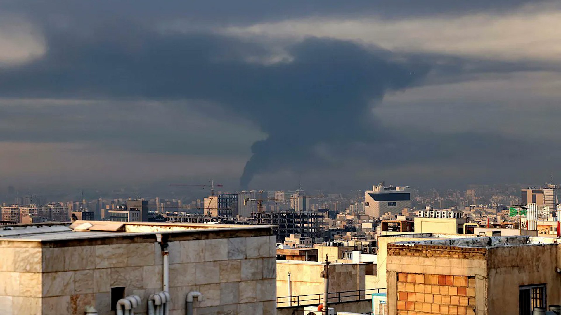 En un giro inesperado dentro de la crisis que sacude Oriente Pr�ximo, el presidente de Ir�n, Masud Pezeshkian, ha anunciado este s�bado un cambio de rumbo en su estrategia militar. En un mensaje televisado que busca rebajar la tensi�n con las potencias �rabes circundantes, el mandatario ha confirmado la suspensi�n de los bombardeos contra pa�ses vecinos, aunque ha mantenido un tono de m�xima beligerancia frente a las exigencias de la Casa Blanca.
La decisi�n se produce tras una semana de caos absoluto marcado por la desaparici�n de la c�pula de seguridad iran� tras los ataques de Israel y Estados Unidos sobre Teher�n. Pezeshkian, liderando un �rgano ejecutivo provisional tras la muerte del ayatol� Al� Jamenei, ha buscado desvincular al Estado de los recientes ataques contra pa�ses de la zona, atribuy�ndolos a una situaci�n de descontrol militar.
El presidente fue rotundo al marcar las nuevas l�neas rojas de su Gobierno: "El Consejo de Liderazgo en funciones aprob� ayer (viernes) que no se realizar�n m�s ataques contra pa�ses vecinos ni se disparar�n misiles salvo que un ataque contra Ir�n se origine en esos pa�ses". Esta medida busca frenar la apertura de nuevos frentes, despu�s de que pa�ses como Arabia Saud� denunciaran la interceptaci�n de drones y misiles procedentes de territorio iran�.
Pezeshkian ha adoptado un inusual tono conciliador con la regi�n, pidiendo perd�n por las acciones de sus militares. El mandatario argument� que la muerte de altos mandos y de civiles &mdash;incluidos 150 escolares en un bombardeo previo&mdash; gener� una respuesta desorganizada. "Es necesario pedir disculpas a los pa�ses vecinos. Nuestro l�der, nuestros comandantes y nuestros estudiantes", que seg�n Teher�n "hab�an muerto en esta brutal agresi�n", fueron el detonante de este periodo de inestabilidad.
A pesar del reconocimiento de este desorden, el presidente ha querido blindar la imagen de sus tropas ante la opini�n p�blica: "Nuestras fuerzas armadas son intr�pidas y han arriesgado sus vidas para defender la integridad territorial del pa�s. En ausencia de los comandantes, tomaron las medidas necesarias para defender nuestra tierra con dignidad y fuerza".
Donde no ha habido espacio para la diplomacia es en la relaci�n con Washington. Ante la exigencia del presidente estadounidense, Donald Trump, de una rendici�n incondicional de la Rep�blica Isl�mica para detener la ofensiva, Pezeshkian ha respondido con una firmeza absoluta.
Para el l�der iran�, la capitulaci�n que busca la administraci�n Trump "es un sue�o que se llevar�n a la tumba"
. En su segundo v�deo oficial desde el estallido del conflicto el pasado 28 de marzo, Pezeshkian sentenci�: "La idea de que Ir�n se rendir� incondicionalmente es un sue�o que ellos se llevar�n a la tumba"
. Con estas declaraciones, Ir�n intenta estabilizar su entorno regional inmediato mientras se prepara para una resistencia numantina frente al eje Tel Aviv-Washington en una guerra cuyas consecuencias globales siguen siendo imprevisibles.