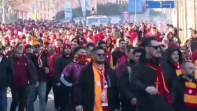 Galatasaraylı taraftarlar, Beşiktaş derbisi için Tüpraş Stadı'na geldi | Ajansspor | AA