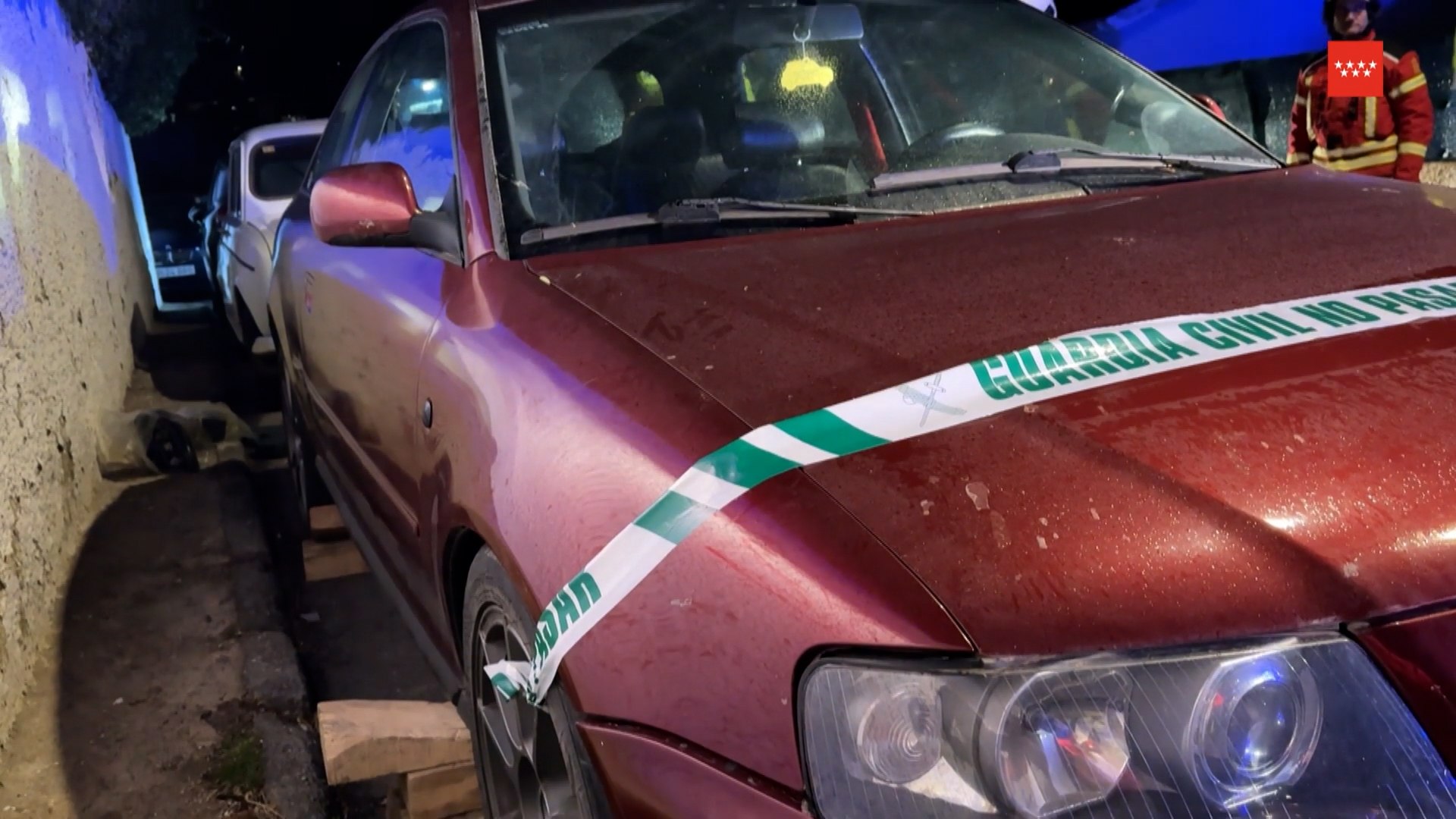 La localidad madrile�a de Miraflores de la Sierra se ha visto sacudida este fin de semana por un fatal accidente dom�stico que ha acabado con la vida de un vecino de apenas 23 a�os. El suceso, que tuvo lugar durante la noche del pasado viernes, se produjo mientras el joven realizaba labores de reparaci�n y mantenimiento en su propio coche, momento en el que el veh�culo se le vino encima, dej�ndole atrapado.
La tranquilidad de la noche del viernes en la sierra madrile�a se rompi� poco antes de las 23:00 horas. Seg�n han informado fuentes del Centro de Emergencias 112 de la Comunidad de Madrid, la llamada de alerta se recibi� en torno a las 22:58 horas, avisando de un grave incidente en la calle Pastrana del citado municipio.
En el lugar de los hechos, el joven de 23 a�os se encontraba manipulando los bajos de su veh�culo por causas que, seg�n los informes preliminares de la investigaci�n, "todav�a se desconocen". Por razones que a�n se intentan esclarecer, el coche cedi� de su posici�n y acab� aplastando al joven contra el suelo.
Ante la gravedad del aviso, se moviliz� de inmediato un importante dispositivo de seguridad y sanitario. Hasta la calle Pastrana se desplazaron varias dotaciones del SUMMA112, junto con efectivos de los Bomberos de la Comunidad de Madrid y patrullas de la Guardia Civil.
A pesar de la rapidez de la intervenci�n, los sanitarios del SUMMA112 no pudieron hacer nada por salvar la vida del joven, cuya identidad no ha trascendido. Una vez en el punto del accidente, el equipo m�dico "�nicamente pudo confirmar el fallecimiento" debido a la severidad de las lesiones causadas por el peso del autom�vil.
Por su parte, los bomberos tuvieron que desempe�ar una labor t�cnica compleja. Su intervenci�n fue fundamental para "estabilizar el coche y liberar el cuerpo", que se encontraba totalmente atrapado debajo del veh�culo tras el colapso.
Una vez que los efectivos de rescate lograron recuperar el cuerpo, la zona qued� bajo la custodia de la Guardia Civil, que es el cuerpo que se encuentra actualmente a cargo de la investigaci�n. Los agentes trabajan sobre el terreno para determinar si el accidente se debi� a un fallo de las herramientas de elevaci�n utilizadas, a un mal apoyo del veh�culo o a cualquier otra circunstancia fortuita que derivara en este tr�gico desenlace.
Este suceso ha causado una gran consternaci�n en la localidad de la sierra madrile�a, subrayando el peligro que entra�an las reparaciones mec�nicas caseras sin las medidas de seguridad adecuadas. De momento, el caso sigue abierto a la espera de los informes periciales definitivos que esclarezcan c�mo se produjo el aplastamiento.