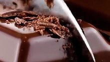 Chocolate Bar Sliced with a Knife – Oddly Satisfying! 🍫