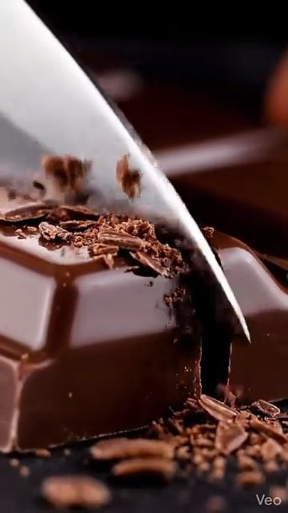 Chocolate Bar Sliced with a Knife – Oddly Satisfying! 🍫