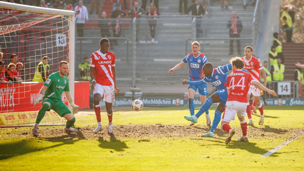 Kinsombi vergibt aus vier Metern: Rostock verpasst Lucky Punch in Cottbus