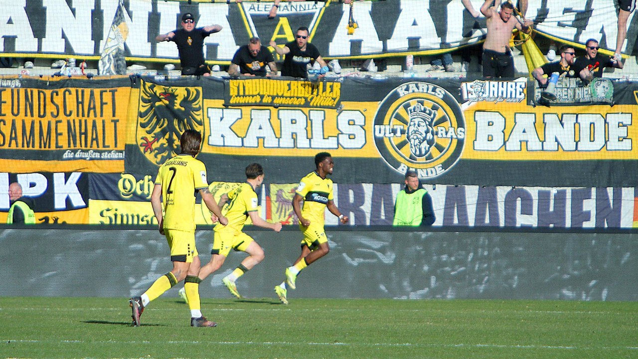 Hinten rettet Riemann, vorne schlägt Gindorfs Distanzstrahl ein: Aachen schlägt Aue