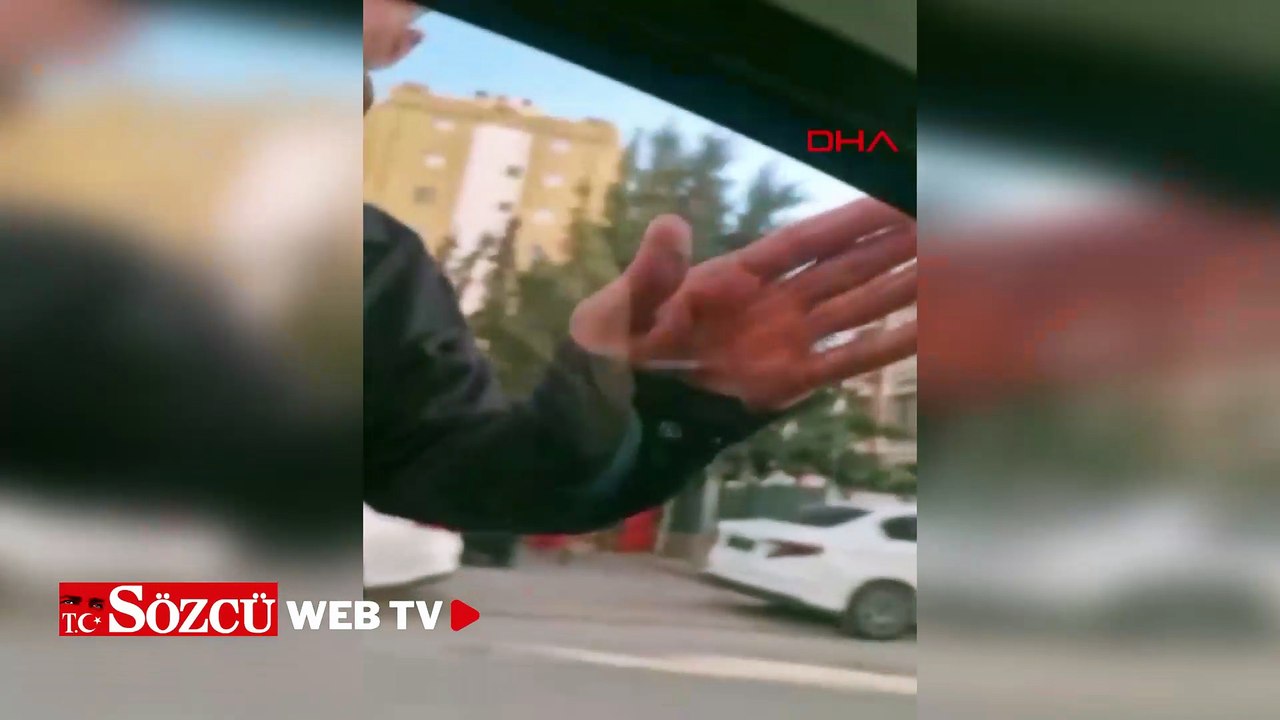 Adana'da trafikte tartıştıkları sürücünün önünü kesip, aracın camını yumrukladılar; o anlar kamerada