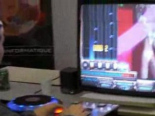 connard prétentieux qui joue à Beatmania IIDX