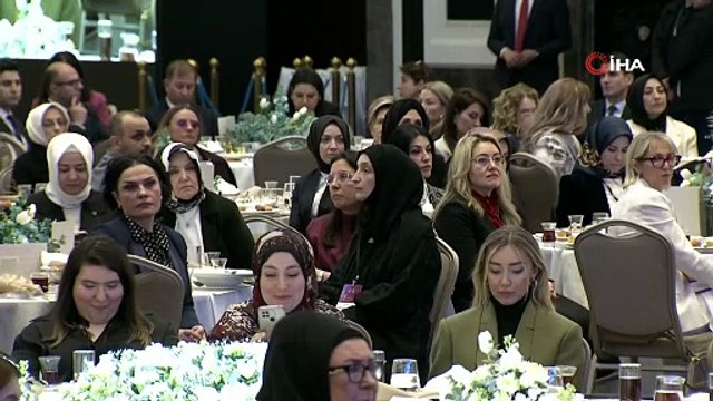 Cumhurbaşkanı Erdoğan: Kadın erkeğin arkasında değil, bilakis erkeğin yanı başındadır. Omuz omuza, kadın erkek demeden hepimiz bir bütünün ayrılmaz parçalarıyız. Kadın erkek fark etmeksizin hepimiz aynı bağın gülü, aynı sazın telleriyiz