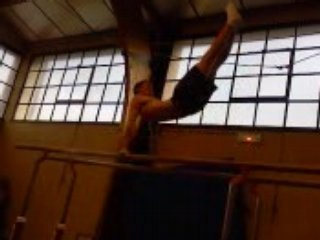 USH GYM - Adrien barres parallèles mouvements libres 2