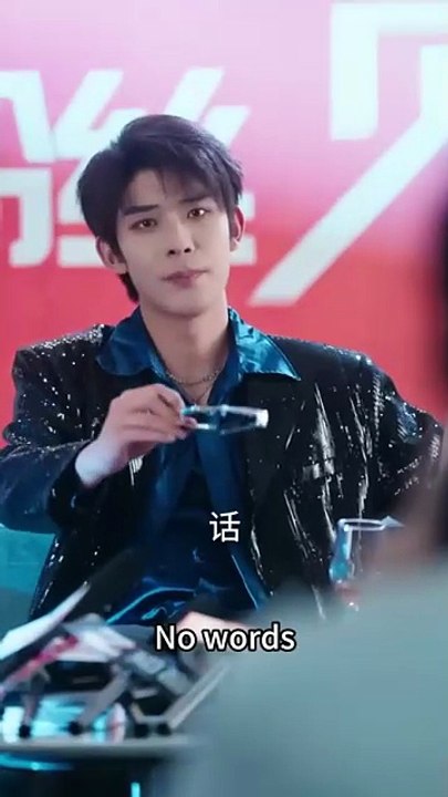 After the accidental exchange of bodies with the top male star, her life trajectory was completely reversed, and her family, who had once watched coldly, nodded to her, and the white lotus adopted sister also obediently showed goodwill and bowed her head