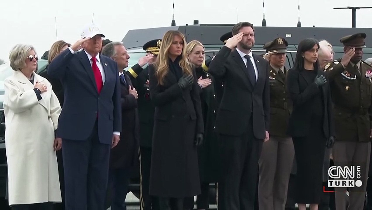İran savaşında ölen 6 ABD askerinin cenazesini Trump karşıladı