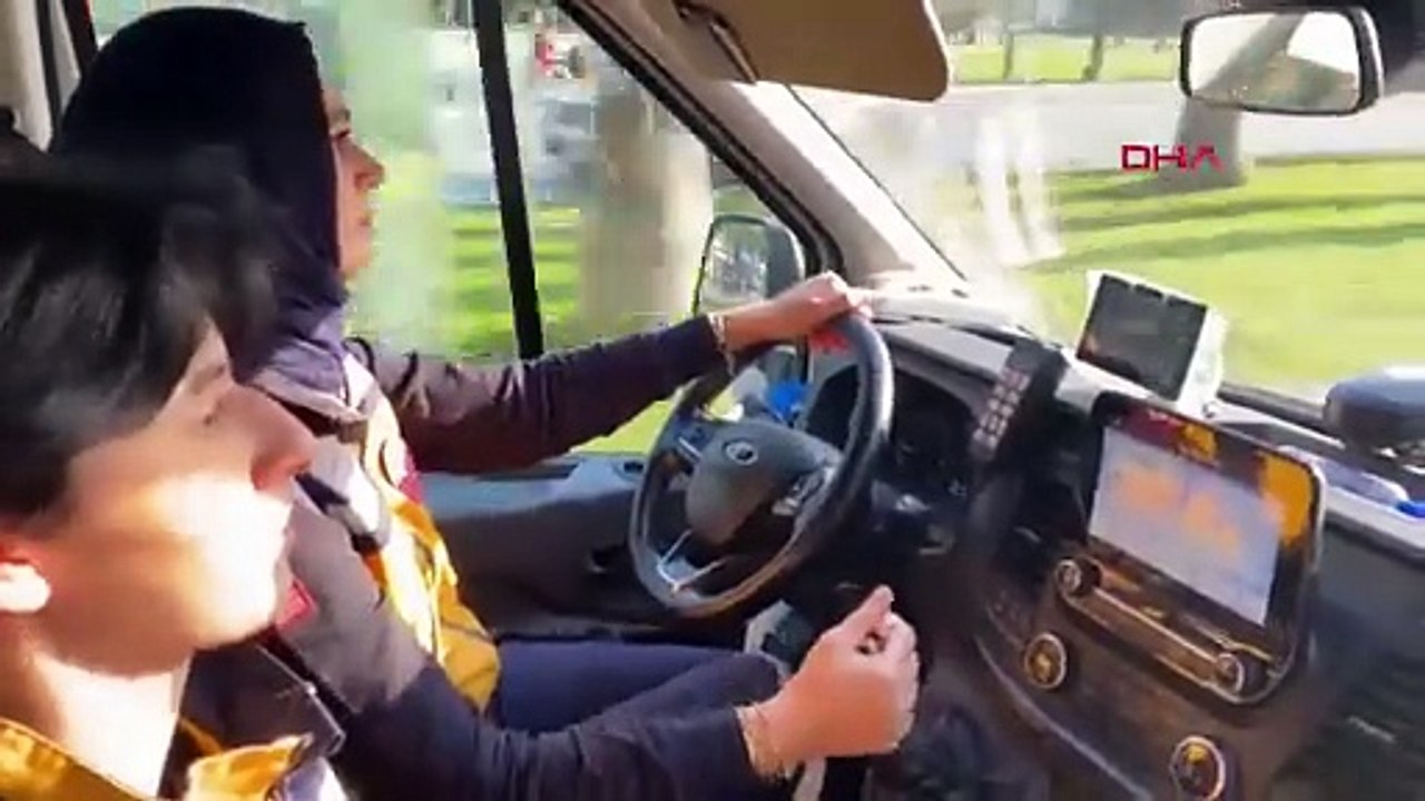 Hayat kurtaran kadın ekibi iş başında! Ambulans direksiyonunda korku yok sadece sorumluluk var!