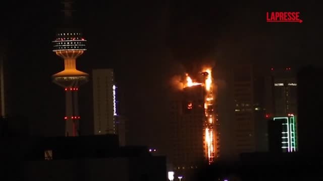Iran, Kuwait City sotto attacco: le immagini del grattacielo in fiamme