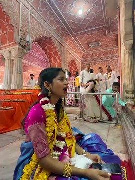 Rajasthan News : जयपुर के 'ठाकुर जी' के सामने अचानक भावुक हुईं मैथिली ठाकुर- छलक पड़े आंसू, देखें वीडियो