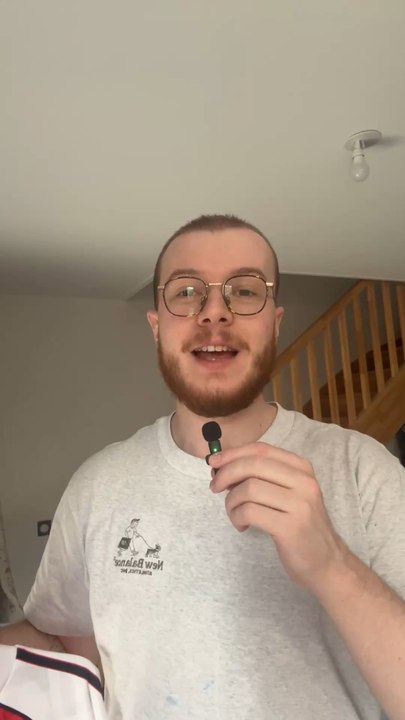 [Exclusivité Dailymotion]Je te présente l’un des maillots qui a le plus de valeur dans ma collection, un maillot de mon club préféré, Arsenal, signé par la légende Ian Wright ! 😮#madeondaily #dailymotion #football #arsenal #maillotdefoot