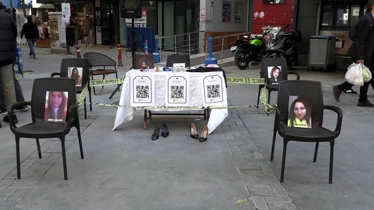 İzmir’de 8 Mart’ta öldürülen kadınlar anıldı: Siyah balonlar gökyüzüne bırakıldı