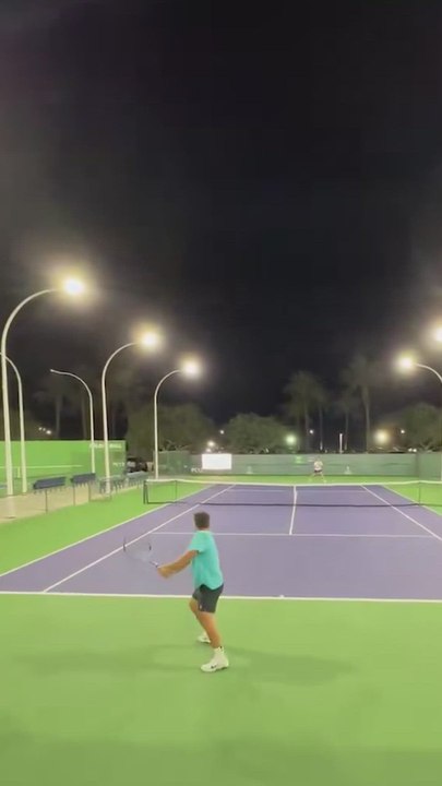 Álvaro Alcaraz tiene 26 años y, para muchos, el talismán de Carlitos. Este vídeo se ha filtrado en redes y se ve su nivel en un partido de tenis. Ha habido revuelo.