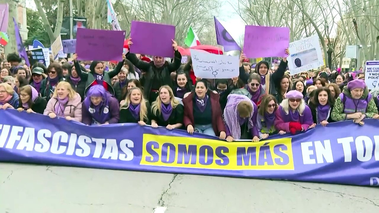 Los partidos políticos defienden la igualdad feminista en dos manifestaciones diferentes