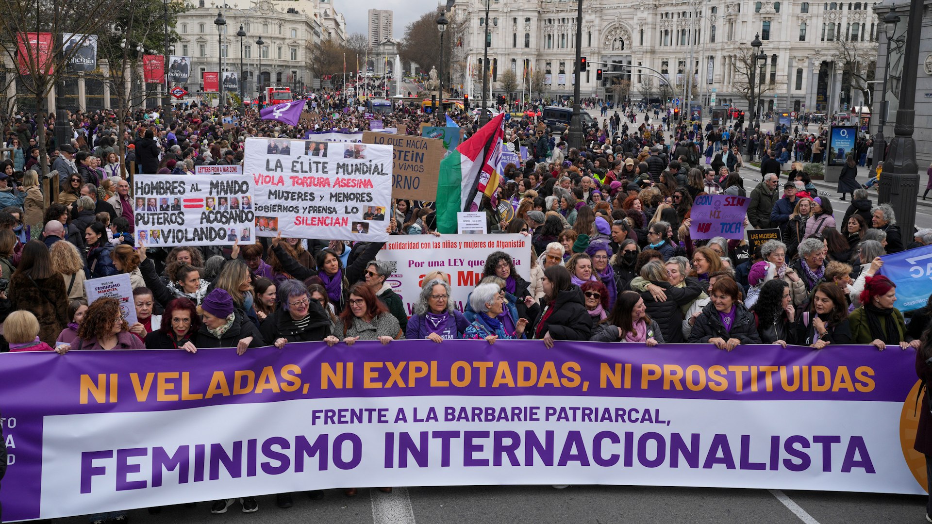 Madrid ha vuelto a te�irse de morado este 8 de marzo en una movilizaci�n que, m�s all� de las reivindicaciones hist�ricas por la igualdad, ha estado profundamente marcada por el contexto internacional y un creciente sentimiento antibelicista. Por quinto a�o consecutivo, el movimiento feminista ha marchado dividido en dos columnas diferenciadas, reflejando las distintas sensibilidades que conviven en su seno mientras la sombra de los conflictos en Oriente Pr�ximo y la figura de Donald Trump sobrevolaban las proclamas de los asistentes.

La manifestaci�n mayoritaria, convocada por la Comisi�n 8M, ha integrado con fuerza un mensaje de paz que el propio Gobierno de Pedro S�nchez ha impulsado en las �ltimas semanas. Entre nubes de humo morado y pancartas, se han escuchado lemas como "Feministas antifascistas contra la guerra imperialista"; "Por todas, por la vida, por la paz"; o, simplemente, el rotundo "No a la guerra". Las portavoces de la organizaci�n, Daniela Lagos y Laura Aparicio, han subrayado que esta jornada "llega con un contexto belicista y de auge de la ultraderecha".

Desde la cabecera, han lanzado un mensaje de solidaridad internacional: "Aqu� estamos y gritamos, no a la guerra, a ninguna guerra. Nos quieren con miedo ocupando los territorios palestinos, bombardeando a la poblaci�n civil en L�bano y en Ir�n, donde han atacado escuelas y asesinado a centenares de ni�as. Con el apartheid de g�nero de Afganist�n y con la expulsi�n del territorio en Kurdist�n". Este giro hacia la pol�tica exterior ha sido bien recibido por parte de los asistentes.

Gregorio, un manifestante de 68 a�os, calific� de "correcta" e "inteligente" la uni�n del mensaje pacifista con el 8-M, se�alando su preocupaci�n por la inestabilidad internacional tras la vuelta de "este energ�meno de Trump". Pese al ambiente reivindicativo y festivo, la fractura del movimiento sigue siendo evidente en la capital de Espa�a. A las 12:00 horas, la Comisi�n 8M part�a desde Atocha bajo el lema 'Feministas Antifascistas. Somos m�s. En todas partes'.

De forma simult�nea, el Movimiento Feminista de Madrid se congregaba en la Plaza de Cibeles defendiendo un enfoque abolicionista e internacionalista con el grito de 'Feminismo internacionalista: ninguna mujer queda atr�s. �Ni veladas!�Ni explotadas!�Ni prostituidas!'. En cuanto a la participaci�n, la Delegaci�n del Gobierno en Madrid cifr� en 24.000 personas la asistencia a la marcha de la Comisi�n 8-M, un dato que contrasta con las 160.000 que estiman las organizadoras.

Aunque la jornada cont� con el respaldo institucional de siete ministros del Gobierno, las cifras oficiales confirman una tendencia a la baja respecto a las mareas multitudinarias previas a la pandemia, cuando se llegaron a registrar hasta 375.000 manifestantes en 2019. A diferencia del a�o pasado, cuando la lluvia fue la protagonista, el sol ha acompa�ado este domingo a las manifestantes en una movilizaci�n que, seg�n los datos policiales, mantiene una afluencia similar a la de los �ltimos cuatro a�os. La jornada concluye con un feminismo que, aunque dividido en su estructura, ha coincidido en convertir las calles de Madrid en un escenario de resistencia contra la barbarie y en defensa de los derechos de las mujeres en todo el mundo.