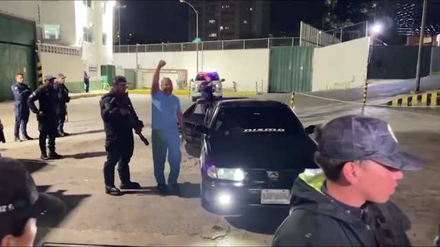 Júbilo afuera de la cárcel Zona 7 de Venezuela por la liberación de presos políticos