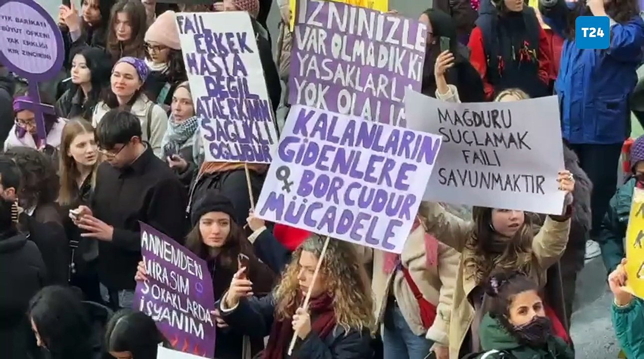 Kadınlar İstanbul'da 8 Mart eylemi için toplanmaya başladı