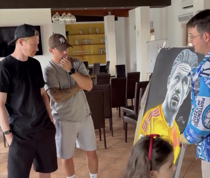 Che regalo per De Bruyne! La consegna dell’opera realizzata dall’artista napoletano