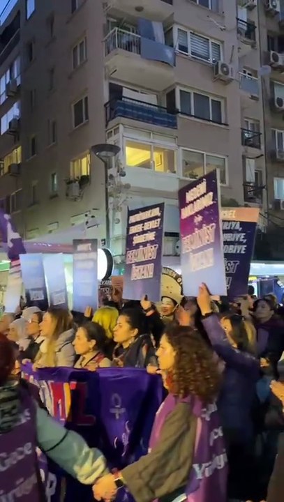 İzmir’de Feminist Gece Yürüyüşü: Kadınlar hem isyan etti hem eğlendi