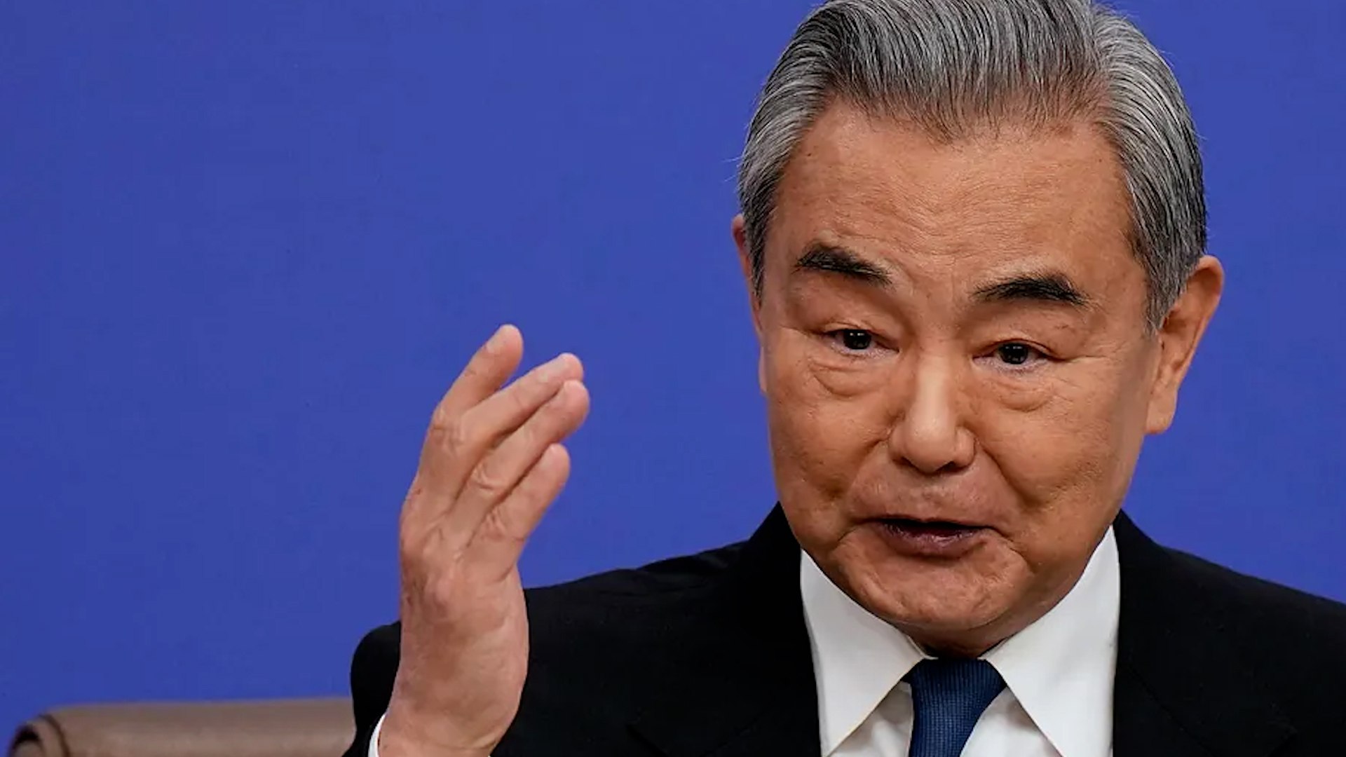 En un momento de extrema fragilidad geopol�tica, marcada por la ofensiva de Estados Unidos e Israel en territorio iran�, China ha alzado la voz para reclamar estabilidad. Durante la celebraci�n de la Asamblea Popular Nacional (APN) en Pek�n, el ministro de Asuntos Exteriores, Wang Yi, ha fijado la postura de la segunda potencia mundial frente a una escalada que amenaza con incendiar todo Oriente Pr�ximo.
El jefe de la diplomacia china ha sido tajante al valorar el conflicto iniciado tras la muerte del l�der supremo iran�, Al� Jamene�, durante un ataque en Teher�n hace una semana. Para Pek�n, "esta es una guerra que nunca debi� haber estallado y que no beneficia a ninguna de las partes". En su comparecencia ante medios internacionales, Wang Yi advirti� de que el actual escenario b�lico pone en riesgo las normas b�sicas de convivencia global, sentenciando que "el abuso de la fuerza es inaceptable" y que "el mundo no puede volver a la ley de la selva".
Haciendo uso de la sabidur�a tradicional para ilustrar su posici�n, el canciller recurri� a un proverbio para recordar que "las guerras son instrumentos siniestros que no deben utilizarse sin causa justificada". Bajo su an�lisis, la intervenci�n militar no har� m�s que perpetuar el conflicto, ya que "la historia de Oriente Pr�ximo ha ense�ado repetidamente que el uso de la fuerza no resuelve los problemas y que la confrontaci�n armada solo genera nuevos odios y nuevas crisis".
China, principal socio comercial de Teher�n y comprador clave de su petr�leo, ha recordado que el "respeto a la soberan�a nacional es la piedra angular del orden internacional actual". En este sentido, Wang Yi defendi� que tanto la seguridad como la "integridad territorial de Ir�n y de otros pa�ses de la regi�n del Golfo deben ser respetadas e inviolables".
Pek�n no se limita a la cr�tica, sino que busca un papel mediador. El ministro inst� a que "todas las partes deben volver a la mesa de negociaciones lo antes posible" para alcanzar lo que resumi� como su principio fundamental: "un alto el fuego". Para facilitar este proceso, el Gobierno de Xi Jinping se ha comprometido a enviar un representante especial a la zona para tratar de encauzar un "di�logo igualitario" que ponga fin a las operaciones militares.
En un mensaje que parece aludir directamente a la administraci�n de Donald Trump, Wang Yi lanz� una advertencia sobre los intentos de desestabilizaci�n pol�tica, afirmando que "planear revoluciones de color y cambios de r�gimen es impopular". Con la mirada puesta en la pr�xima cumbre con Washington en Pek�n, el canciller reiter� que "esta fue una guerra que nunca debi� haber ocurrido" y pidi� el cese inmediato de las hostilidades para evitar una expansi�n regional de consecuencias impredecibles.