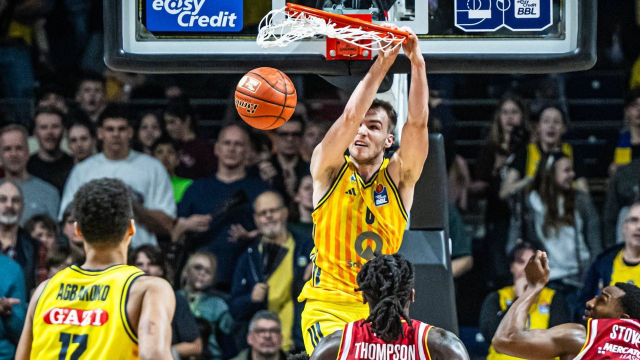 Delow-Dunk in der Crunchtime: Alba zittert sich zum Sieg im Spitzenspiel