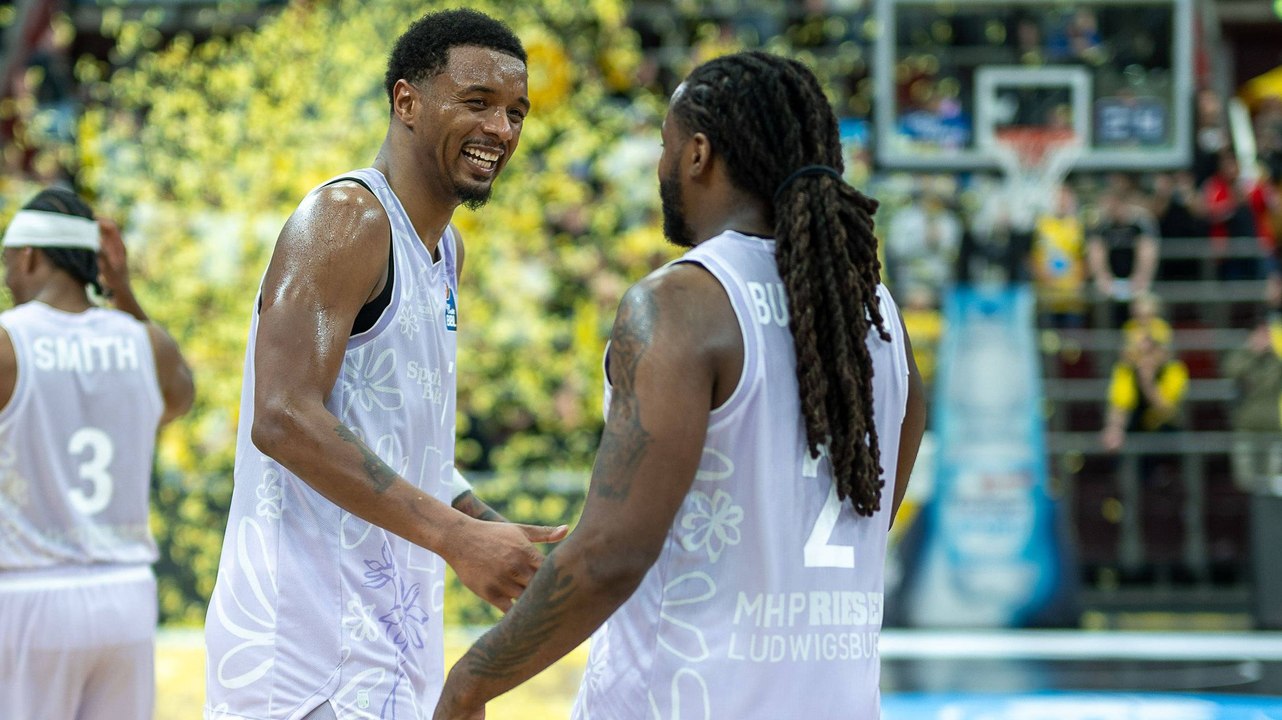 Hughes' wilder Buzzerbeater: Riesen schlagen Hamburg