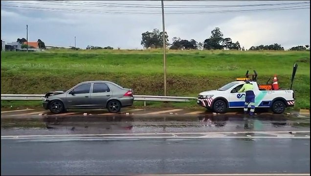 Colisão traseira envolve dois carros na BR-277 perto do Trevo Cataratas