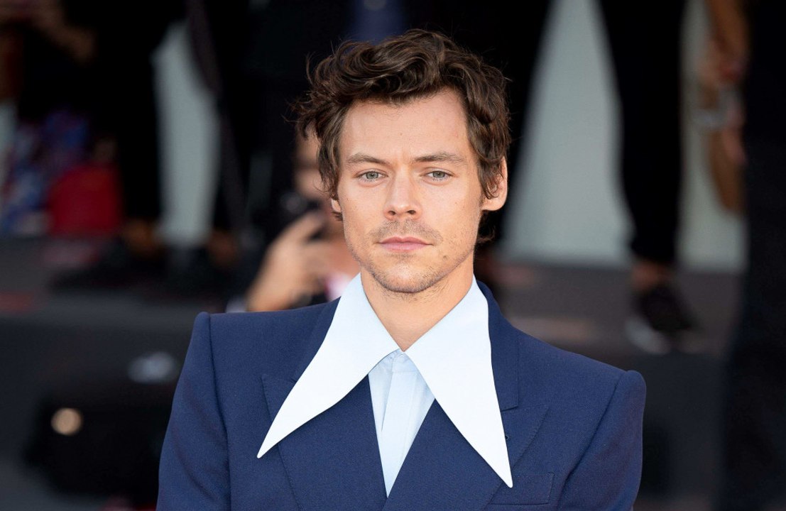 Harry Styles aparece sorpresivamente durante la presentación de Ryan Gosling en Saturday Night Live