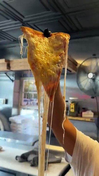 Triple cheese pizza 🤤