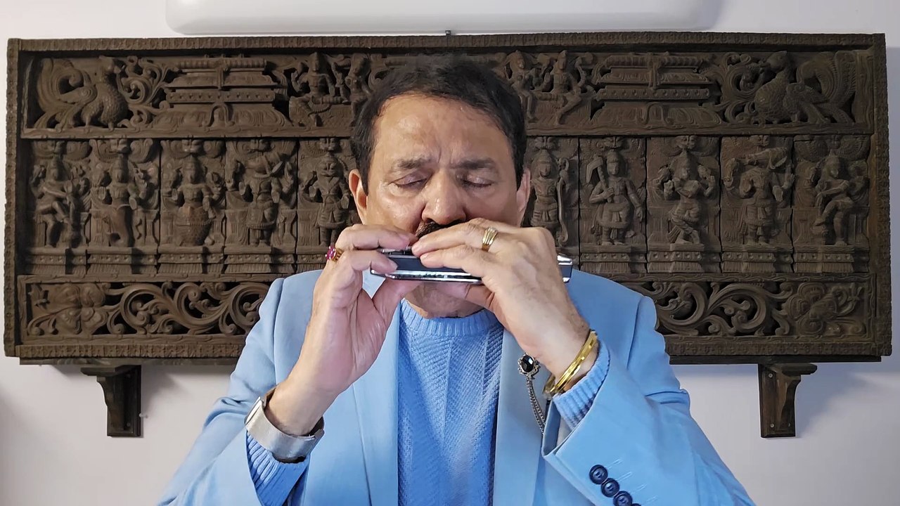 Haule Haule Se Hawa Lagti Hai - Film Rab Ne Bana Di Jod 2008 on Harmonica Live Performance by Mukund Kamdar