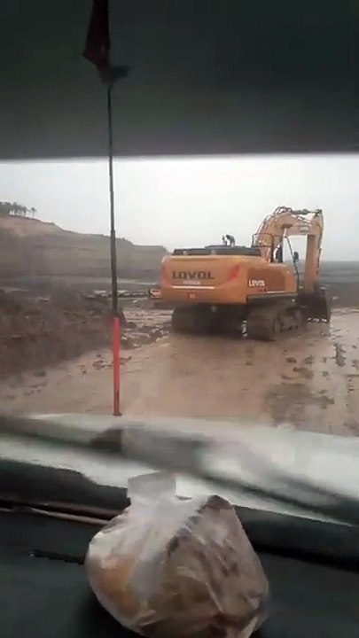 Extreme Heavy Rain at Kalimantan Coal Mine | Indonesia Monsoon (Sangat bagus untuk SEO karena mencantumkan lokasi dan kondisi).